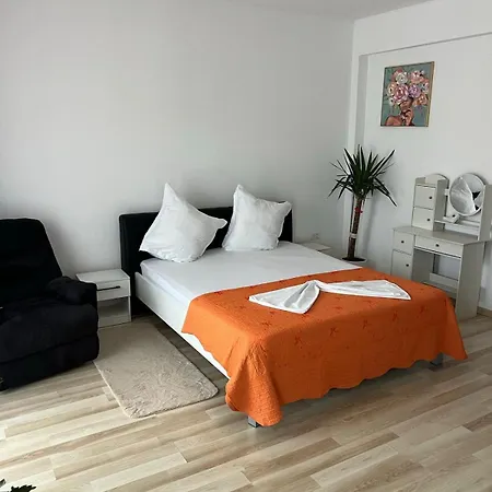 1 & 2 Aqua Apartment *